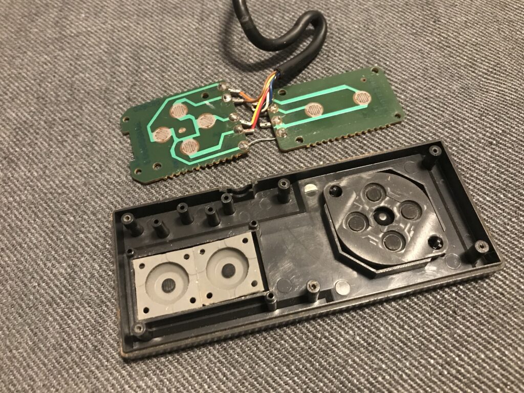 SEGA Master System Controller inside 2